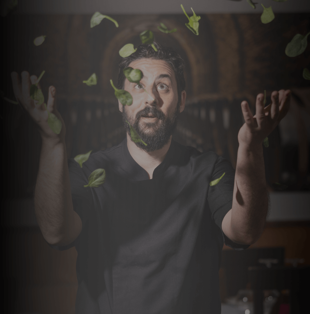 Imagen de Rodrigo Baltanás, el dueño, tirando albahaca hacia arriba