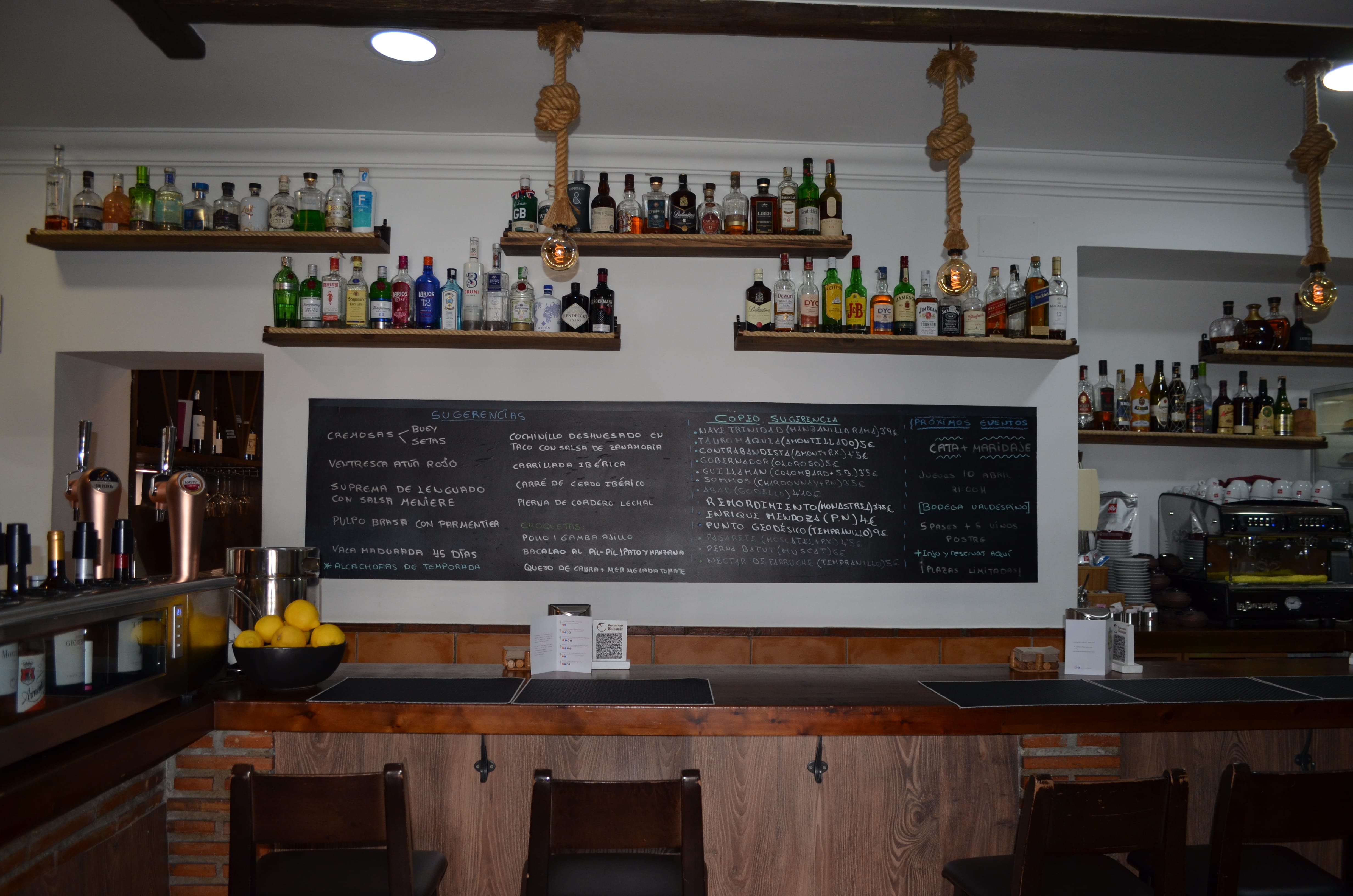 Es una imagen que se corresponde con la zona del restaurante de "Barra y entrada". En la imagen aparece la barra del restaurante, con la pizarra donde apuntamos todo lo relativo a los eventos y las sugerencias.