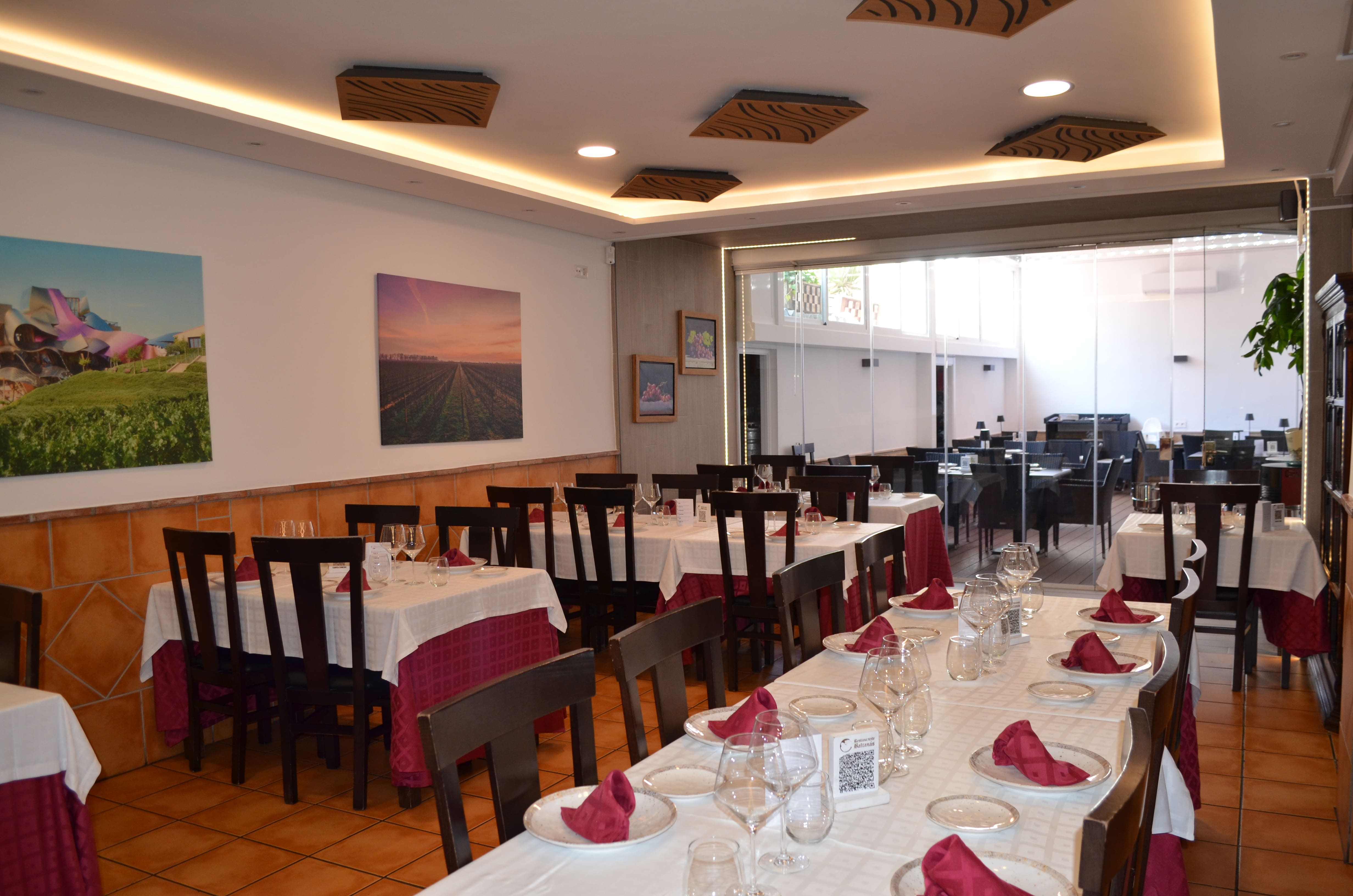 La imagen se corresponde con el comedor principal del restaurante, aparecen las mesas montadas y listas para ser ocupadas por los comensales.